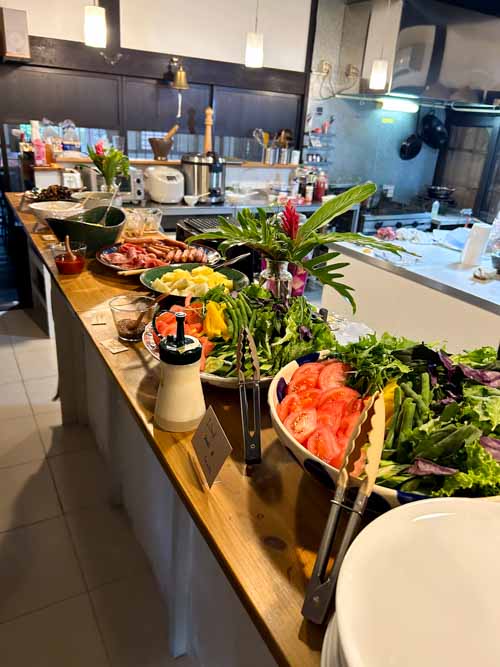 島食材ふんだんに使用したアイランドサラダ・フルーツ盛り合わせ